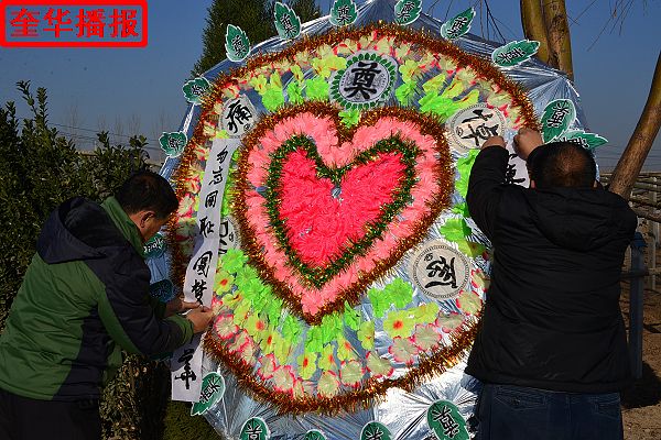 山东：国家公祭日山东孟尝君酒业向6.27惨案纪念园敬献花圈