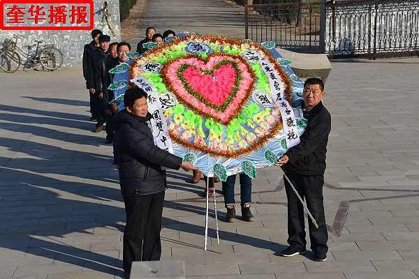 山东：国家公祭日山东孟尝君酒业向6.27惨案纪念园敬献花圈