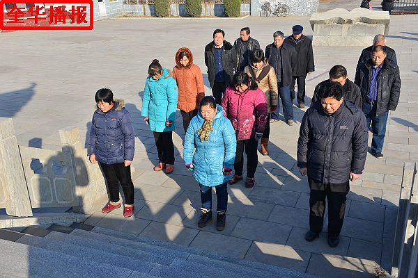 山东：国家公祭日山东孟尝君酒业向6.27惨案纪念园敬献花圈