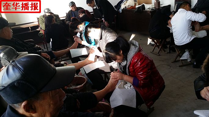 茌平珍珠泉足疗保健有限公司情系敬老院老人。