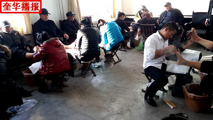 茌平珍珠泉足疗保健有限公司情系敬老院老人。