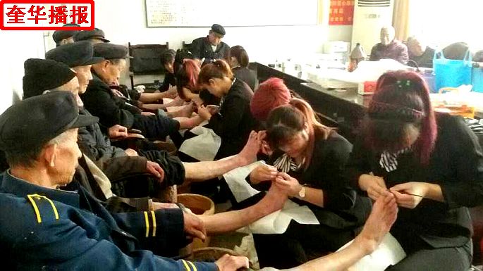 茌平珍珠泉足疗保健有限公司情系敬老院老人。