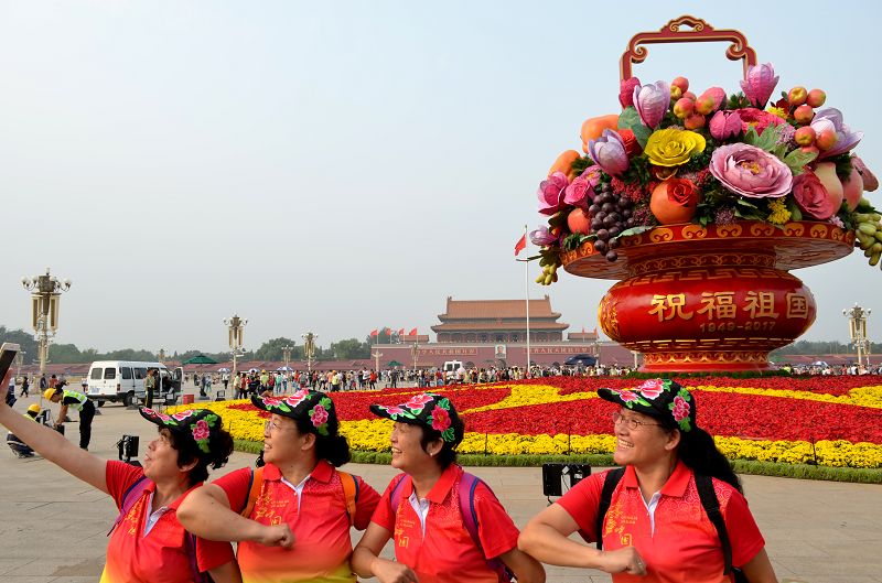 2017年9月25日，天安门广场“祝福祖国”巨型花篮布置完毕。