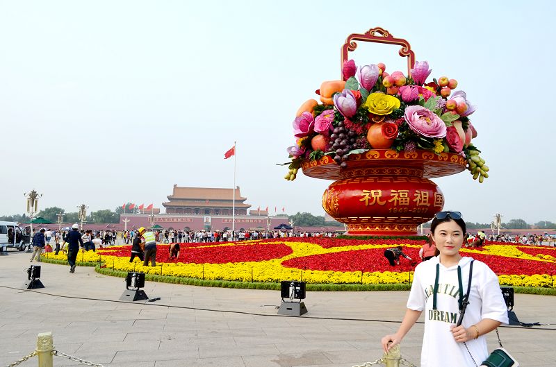 2017年9月25日，天安门广场“祝福祖国”巨型花篮布置完毕。