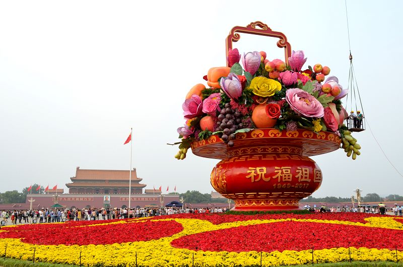 2017年9月25日，天安门广场“祝福祖国”巨型花篮布置完毕。2017年9月25日，天安门广场“祝福祖国”巨型花篮 ...