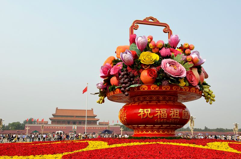 2017年9月25日，天安门广场“祝福祖国”巨型花篮布置完毕。