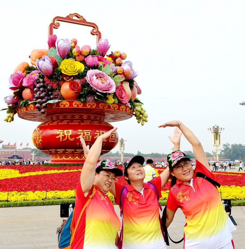 2017年9月25日，天安门广场“祝福祖国”巨型花篮布置完毕。