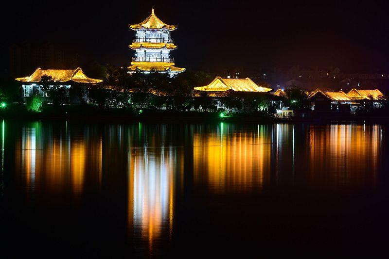 43005.407172662_2017年9月26日，山东省聊城市东昌湖畔美丽的夜色 。.jpg