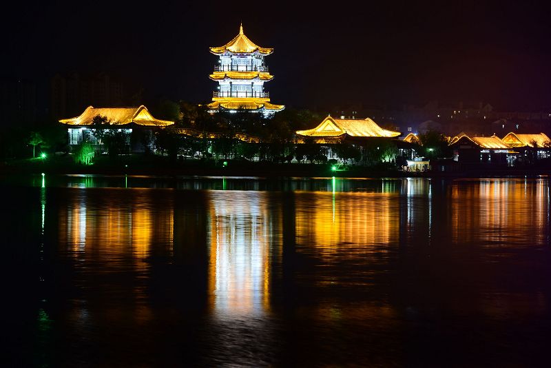 43005.4072148032_2017年9月26日，山东省聊城市东昌湖畔美丽的夜色 。 (2).jpg