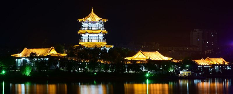 43005.4072361458_2017年9月26日，山东省聊城市东昌湖畔美丽的夜色 。 (3).jpg