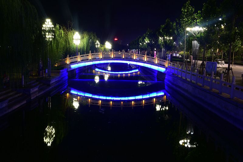 43005.4074112037_2017年9月26日，山东省聊城市东昌湖畔美丽的夜色 。 (11).JPG