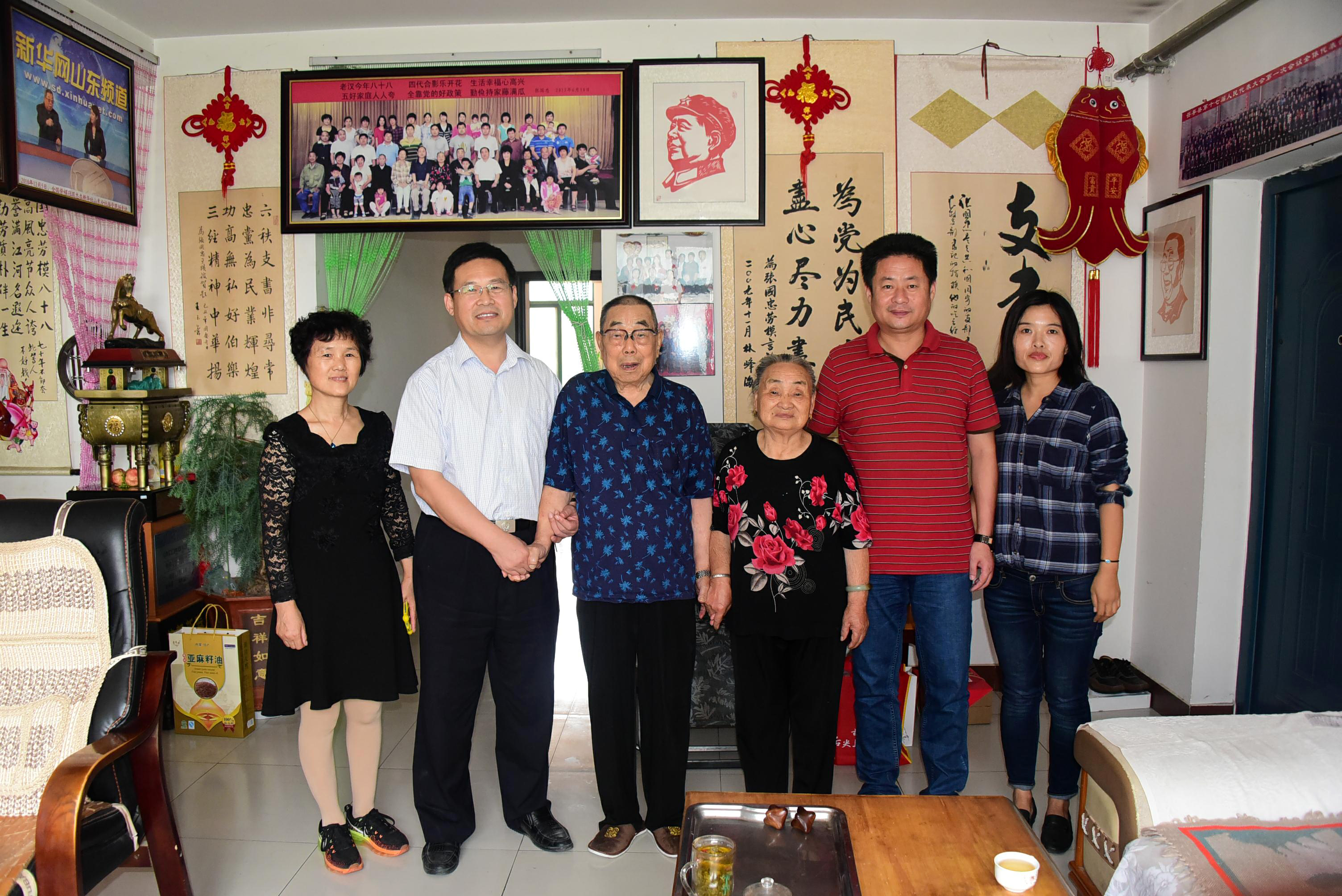 2017年9月26日，茌平社会各界看望全国劳动模范张国忠，祝他健康快乐！