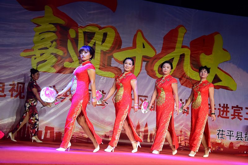 2017年9月30日晚，山东省茌平振兴街道宾王社区喜迎十九盛会文艺汇演现场。.jpg