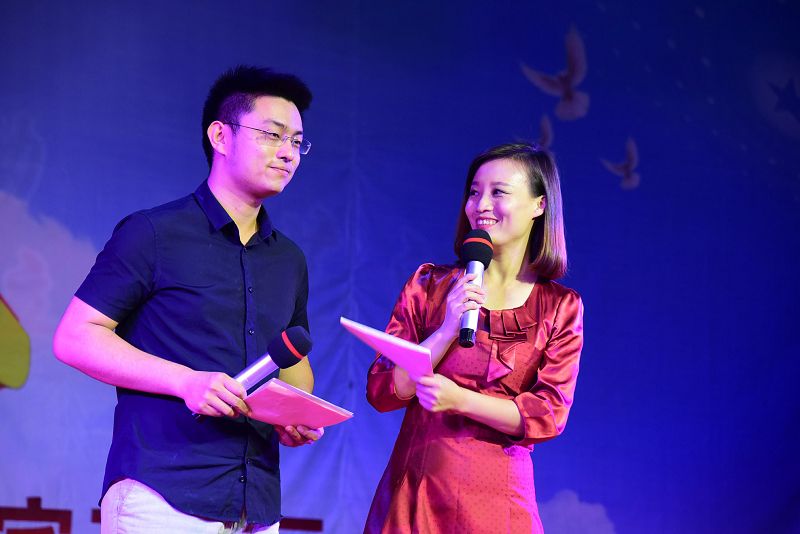 2017年9月30日晚，山东省茌平振兴街道宾王社区喜迎十九盛会文艺汇演现场。 (4).jpg
