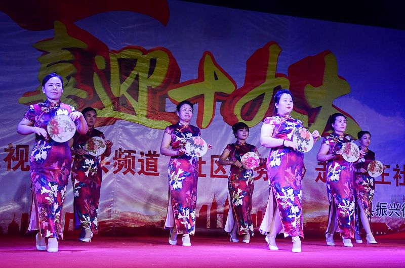 2017年9月30日晚，山东省茌平振兴街道宾王社区喜迎十九盛会文艺汇演现场。 (8).jpg