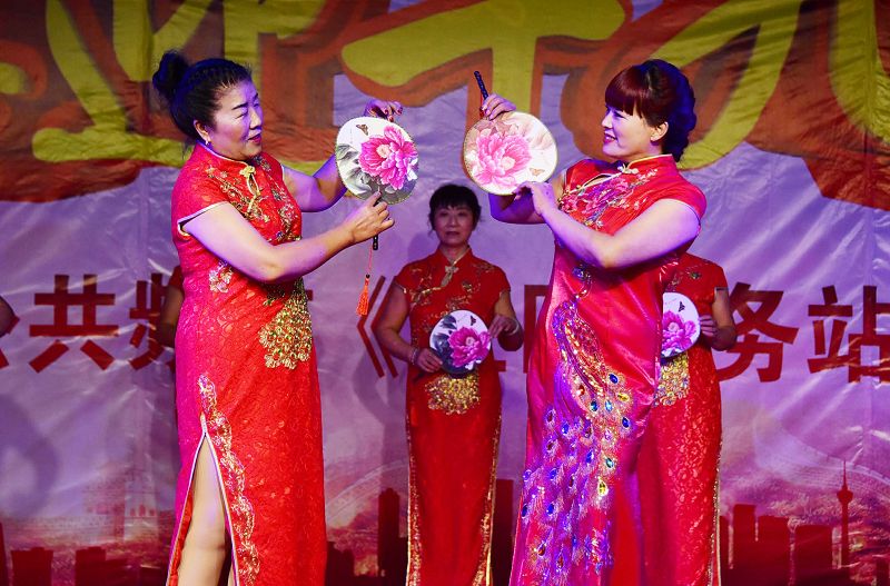 2017年9月30日晚，山东省茌平振兴街道宾王社区喜迎十九盛会文艺汇演现场。 (14).jpg