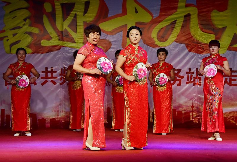 2017年9月30日晚，山东省茌平振兴街道宾王社区喜迎十九盛会文艺汇演现场。 (15).jpg