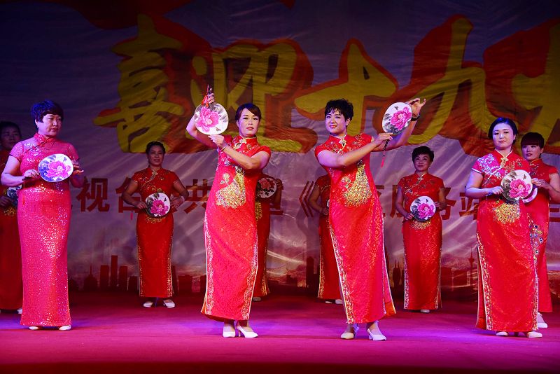 2017年9月30日晚，山东省茌平振兴街道宾王社区喜迎十九盛会文艺汇演现场。 (16).jpg