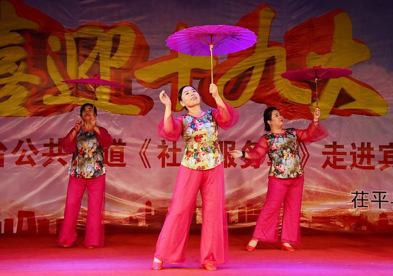 2017年9月30日晚，山东省茌平振兴街道宾王社区喜迎十九盛会文艺汇演现场。 (18).jpg