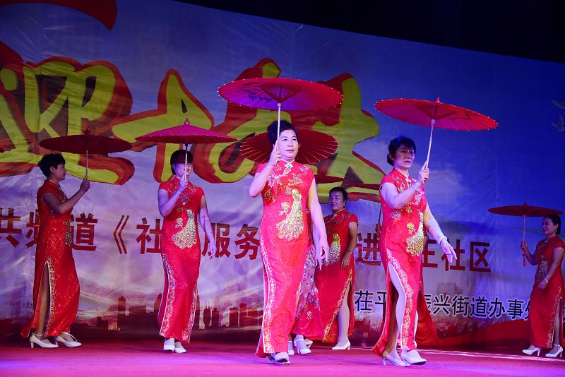 2017年9月30日晚，山东省茌平振兴街道宾王社区喜迎十九盛会文艺汇演现场。 (22).jpg