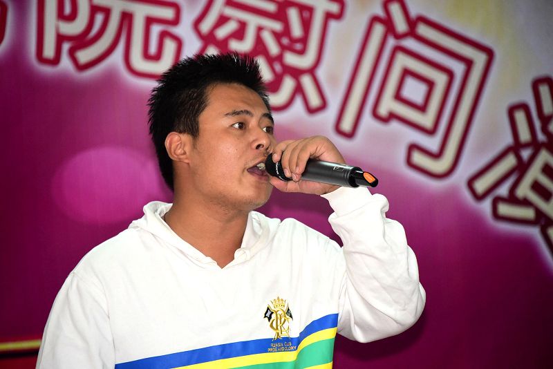 2017年10月3日，有山东省茌平县退伍军人张兆峰、刘义等举办的庆国庆迎中秋为敬老院老人.jpg
