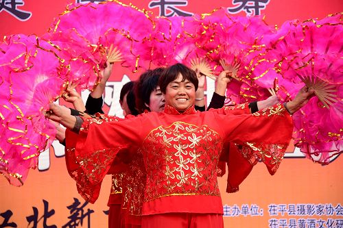 2017年11月7日，山东省茌平县第二届崔氏黄酒文化节暨文艺汇演现场 。 (76).jpg