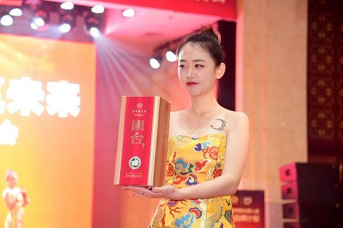 2017年12月2日，贵州国台酒聊城品鉴会，美女艳丽来助兴。 (8).jpg