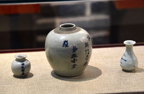 2017年12月9日，山东省茌平县洪官屯镇成无己纪念馆征集展出的药罐。 (1).jpg