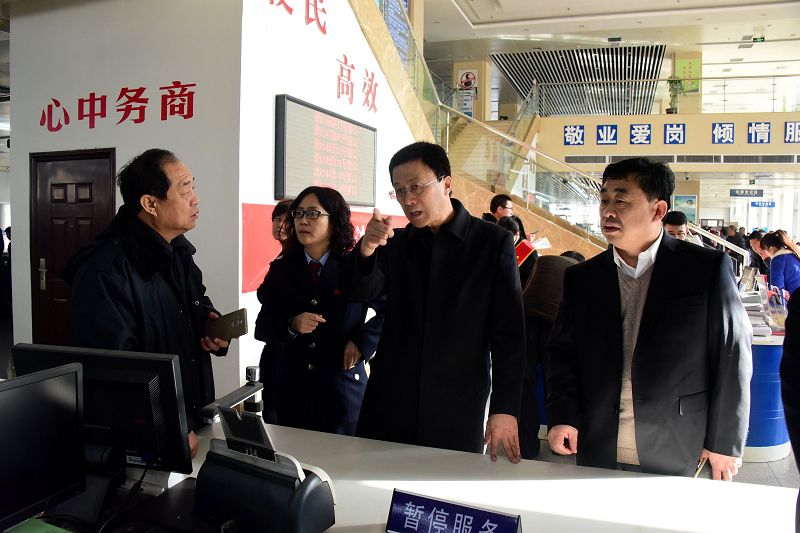 2017年12月25日，山东省茌平县政务服务中心主任胡长宾（右一）、茌平县国税局局长尹森（右二）、副局长梁旗 ...