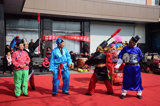 图为山东省茌平县振兴街道郝张村文艺演出队“盛世艺术团”演出现场。