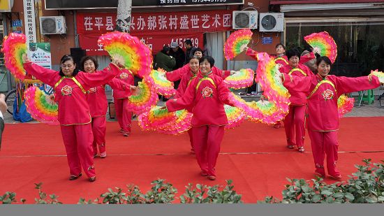 图为山东省茌平县振兴街道郝张村文艺演出队“盛世艺术团”演出现场。