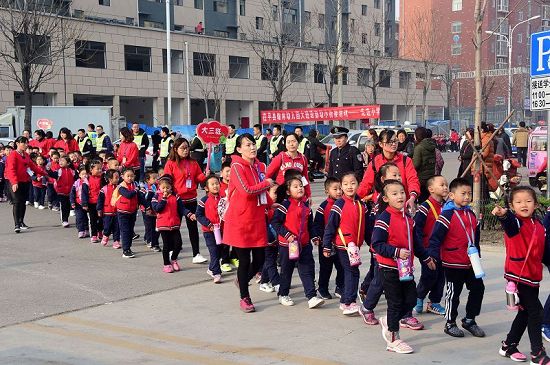 2018年3月23日，山东省茌平县翰林幼儿园小朋友毕业前“探班”民族小学活动现场。