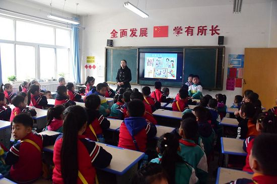 2018年3月23日，山东省茌平县翰林幼儿园小朋友毕业前“探班”民族小学活动现场。