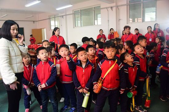 2018年3月23日，山东省茌平县翰林幼儿园小朋友毕业前“探班”民族小学活动现场。