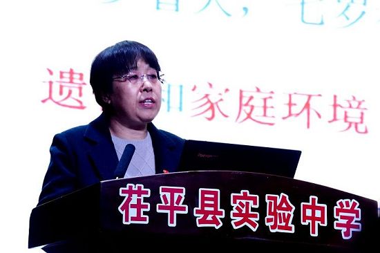 2018年12月10日，山东省茌平县实验中学校长石秀云在现场会上作家庭教育主题报告。.jpg