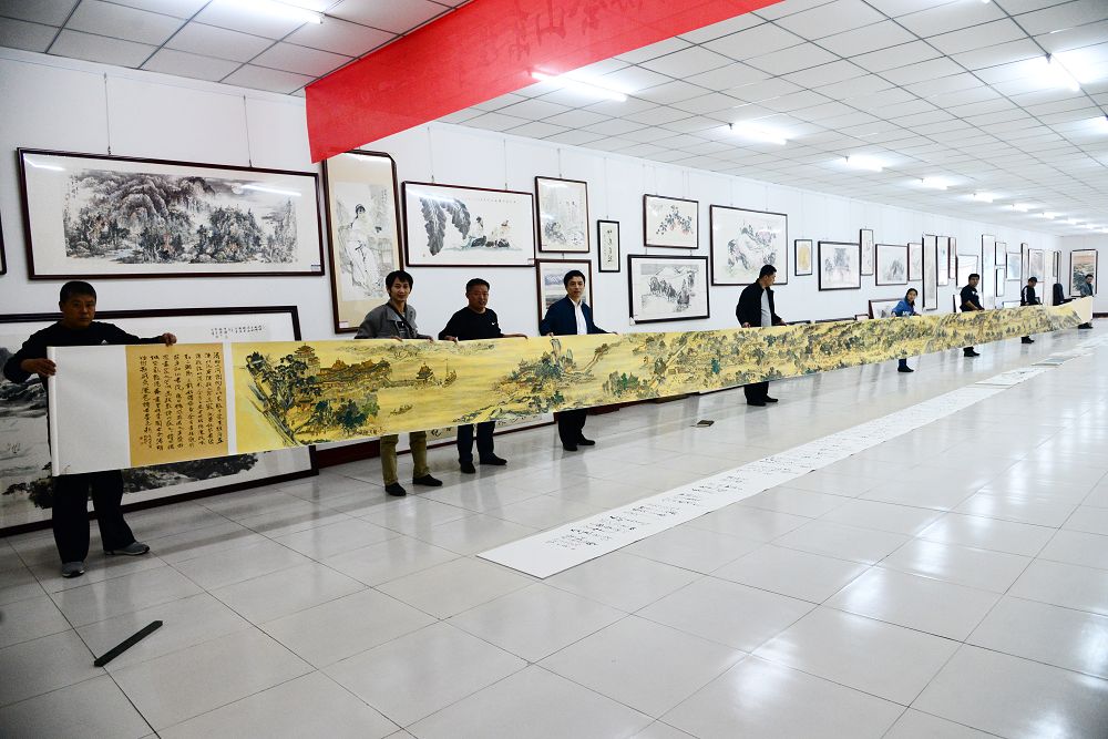 2019年10月24日，画家巫世林临摹创作的清明上河图完美收官。 (4).JPG
