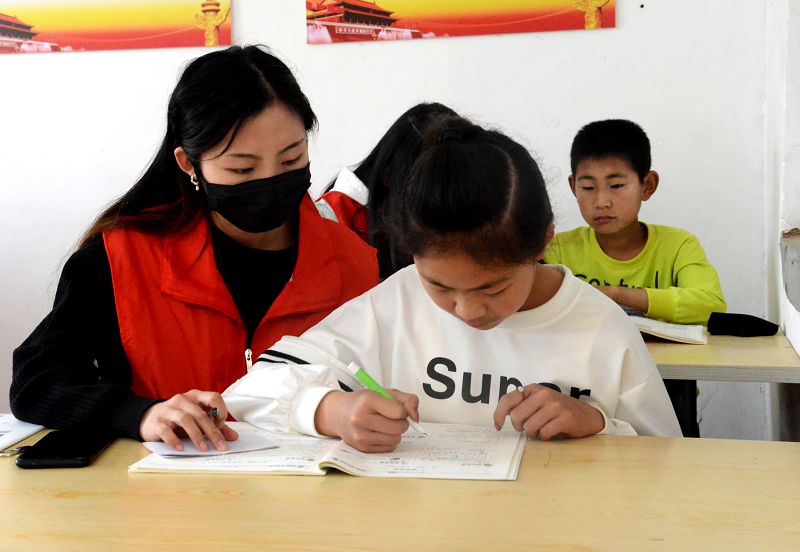2020年4月18日，山东省茌平区菜屯镇大娄庄村在家大学生为中、小学生辅导、继读学业。 (5).JPG