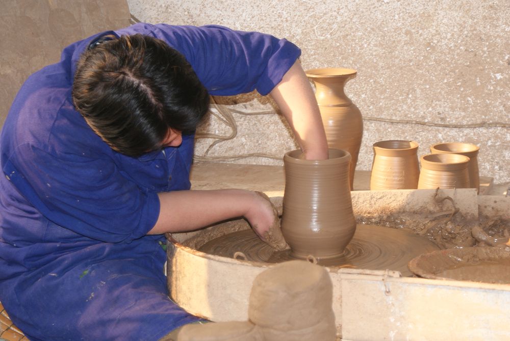 茌平黑陶制作工艺--拉坯.JPG