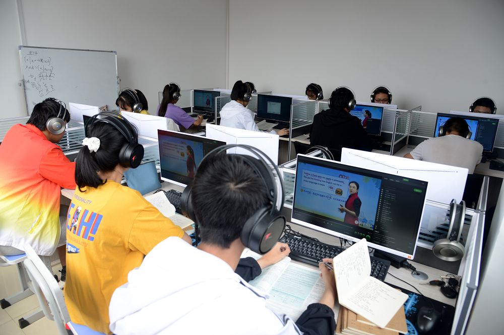2020年7月27日，聊城市茌平区2020年高考第一名伦恒鹏同学，在简单学习网茌平服务中心现.jpg