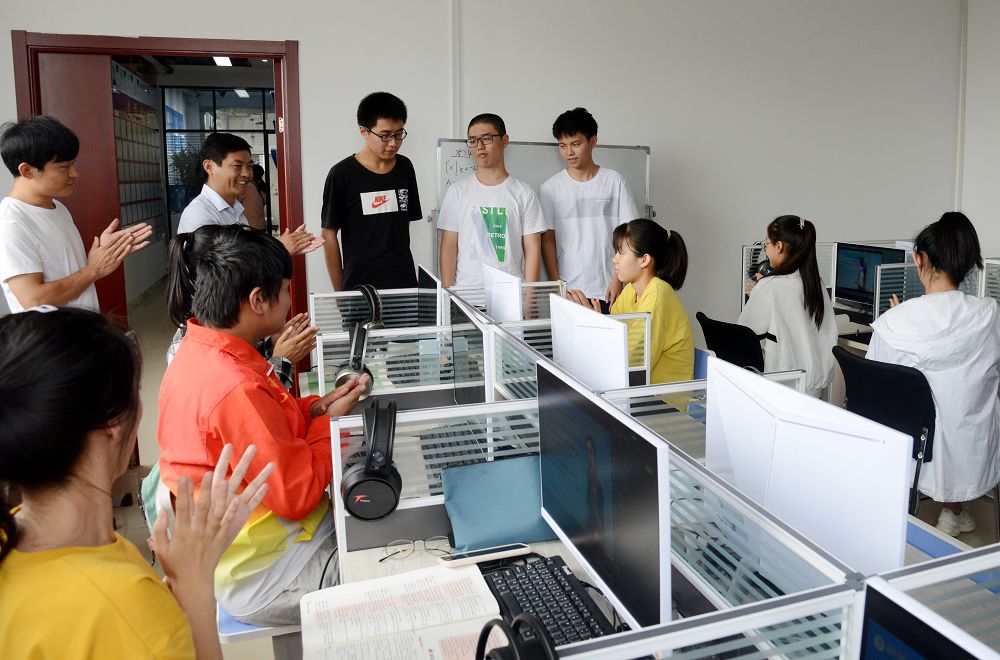 2020年7月27日，聊城市茌平区2020年高考第一名伦恒鹏同学，在简单学习网茌平服务中心现.jpg