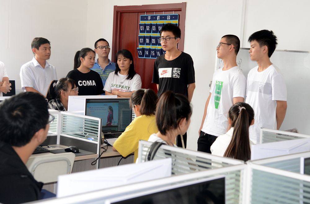 2020年7月27日，聊城市茌平区2020年高考第一名伦恒鹏同学，在简单学习网茌平服务中心现.jpg