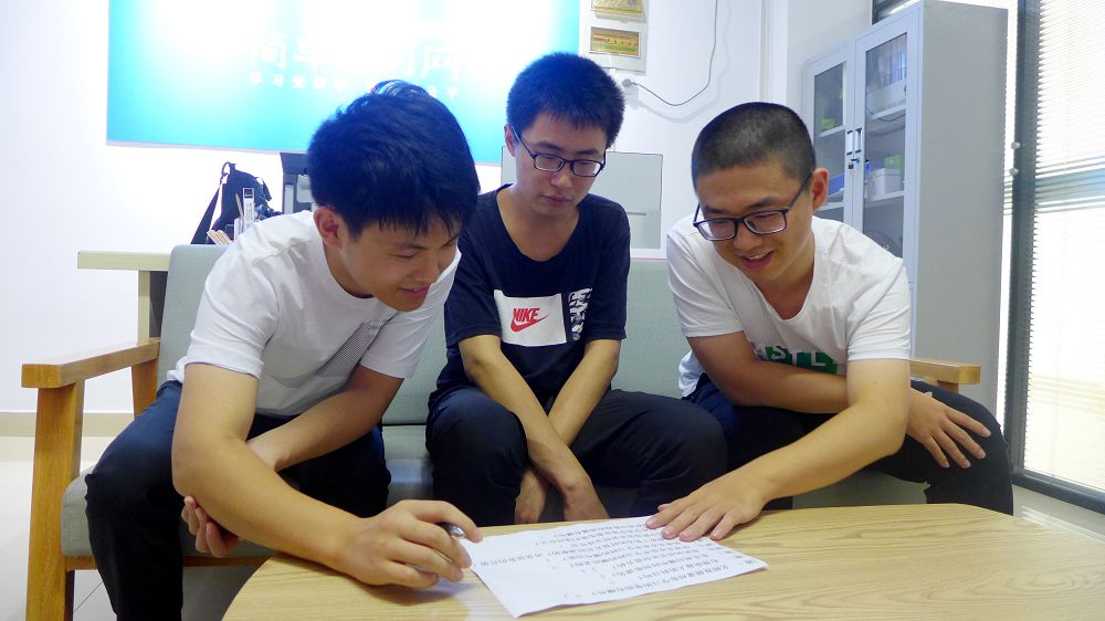 2020年7月27日，聊城市茌平区2020年高考第一名伦恒鹏同学，在简单学习网茌平服务中心现.jpg