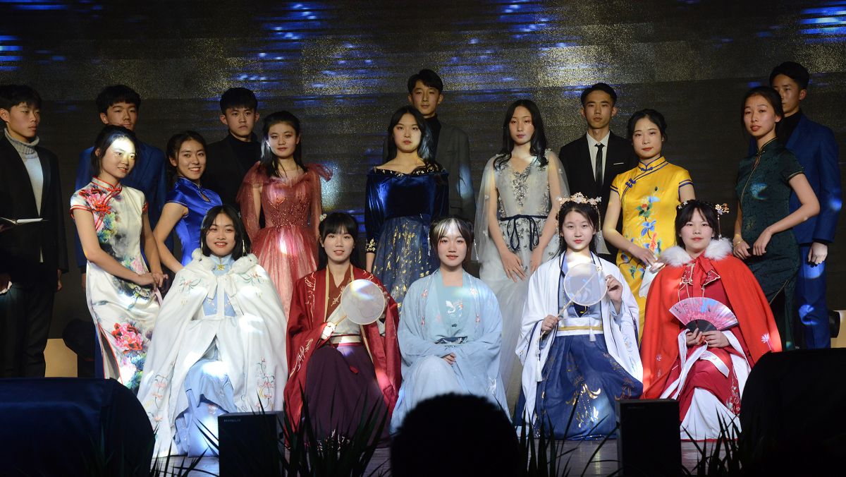 2020年12月31日， 茌平区茌平一中庆祝2021年元旦文艺汇演现场。 (75).JPG